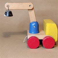 gul rød blå lastbil med kran træ retro legetøj genbrug